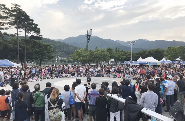 ▲ 지난해 수성못 페스티벌 거리예술 공연 중 외봉인생 모습.ⓒ수성구