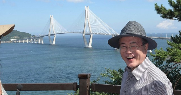 ▲ 지난 7월 30일 경상남도 거제시 저도를 찾은 문재인 대통령이 산책로 전망대에서 웃고 있다. ⓒ뉴시스