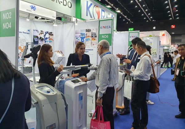 ▲ ‘방콕 의료기기 박람회’ 충북관에서 설명을 듣는 외국 바이어들.ⓒ충북도