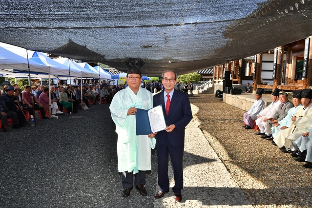 ▲ 이승율 청도군수(오른쪽)이 강학계 백일장 영예의 장원을 받은 이태호씨와 기념촬영을 하고 있다.ⓒ청도군