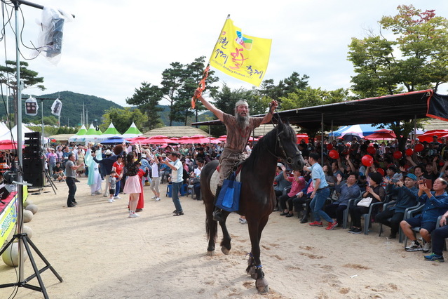 ▲ 축제는 막걸리 체험, 황포돛배 만들기 체험, 전통놀이 퀘스트 등 여러 프로그램들을 체험할 수 있어 관광객의 인기를 끌었다.ⓒ예천군