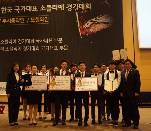 ▲ 유원대학교 와인식음료학과를 졸업한 김연규씨가 독일 가이젠하임 대 인터내셔널 와인 비즈니스학과에 최종 합격, 입학하게 됐다. 김연규씨가 2016년 한국 국가대표 소믈리에경기대회 참가 당시 모습. ⓒ유원대