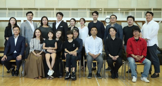 ▲ 17일 오전 예술의전당 N스튜디오에서 열린 국립오페라단의 '1945' 초연 기자간담회에서 참석자들이 기념촬영을 하고 있다.ⓒ연합뉴스