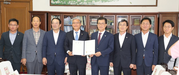 ▲ 충북도와 충북도의회가 인사청문회 도입에 합의하고, 17일 협약식을 했다.ⓒ충북도의회