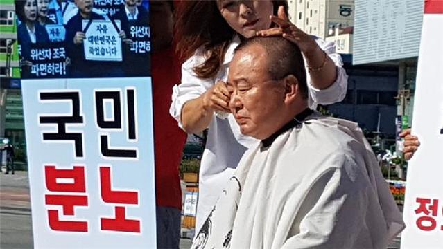 ▲ 강효상 자유한국당 의원이 17일 오후 3시 대구광역시 동대구역 3번 출구 앞에서 삭발식을 열고 있다. ⓒ강효상 의원실 제공