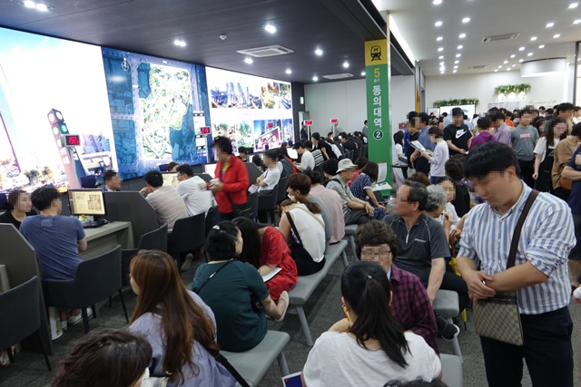 ▲ '가야 롯데캐슬 골드아너' 견본주택 내. 7월 공듭된 이 단지는 올 들어 부산 내 최고 경쟁률을 기록했다. ⓒ롯데건설