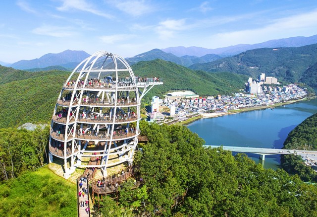 ▲ 새로운 단양관광 랜드마크로 자리잡은 '만천하스카이워크'. 만천하스카이워크는 2019년 '관광 100선'에 오르면서 단양관광을 대표하고 있다.ⓒ단양군