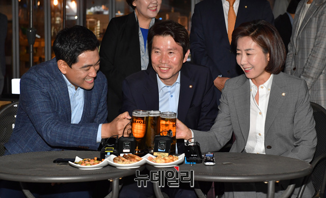 ▲ 오신환 바른미래당 원내대표와 이인영 더불어민주당 원내대표·나경원 자유한국당 원내대표가(왼쪽부터)가 지난 5월 맥주회동을 가지고 있는 모습. ⓒ뉴데일리DB