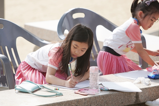 ▲ 오는 29일 수성못 상화동산에서 수성문학제 백일장이 개최된다.(사진은 지난해 백일장 행사 모습)ⓒ수성구