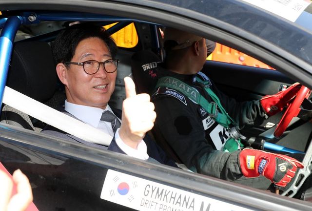 ▲ 양승조 충남도지사가 17일 보령시를 방문해 보령시에 ‘자동차 튜닝산업 생태계’를 조성키로 협약을 한 가운데 아주자동차대학을 방문해 시승을 하고 있다.ⓒ 충남도