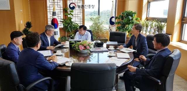 ▲ 김학동 예천군수(왼쪽 세번째)는 지난 16일 농촌진흥청를 방문해 김경규 청장을 비롯한 직원을 만나 2020 예천세계곤충엑스포의 적극적인 관심과 지원을 요청했다.ⓒ예천군