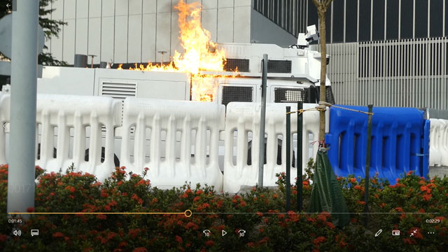 ▲ 시위대의 화염병에 맞아 불이 붙은 물대포차ⓒ허동혁