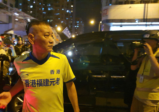 ▲ 노스포인트에서 '홍콩복건원로' 티셔츠를 입은 폭력배ⓒ허동혁