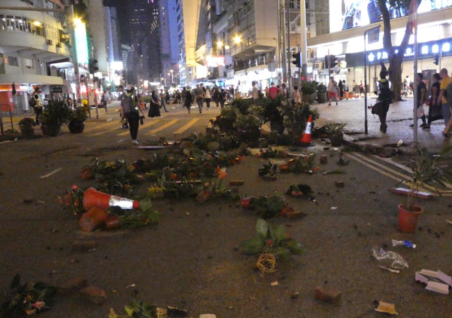 ▲ 완차이에서 시위 도중 경찰을 저지하기 위해 널어놓은 화분ⓒ허동혁