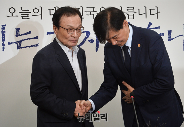 ▲ 조국 신임 법무부장관이 17일 오전 국회에서 이해찬 더불어민주당 대표를 예방하고 악수를 나누고 있다.ⓒ박성원 기자