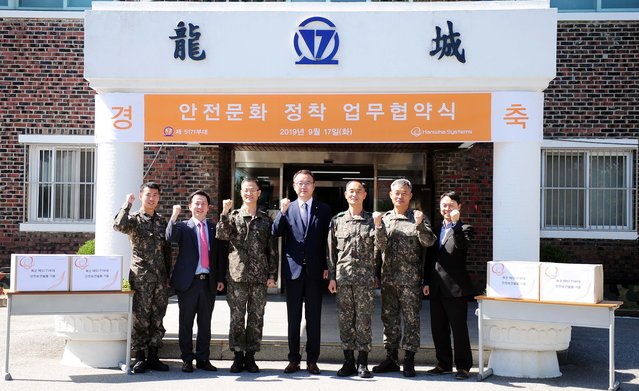 ▲ 17일 한화시스템이 용인종합연구소 인근 군 부대와 안전문화 정착을 위한 업무협약식을 체결했다. 외쪽 4번째 한화시스템 이용욱 연구개발본부장, 5번째 5171부대장 박동규 대령.ⓒ한화시스템
