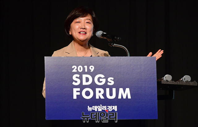 ▲ 이선주 KT 지속가능경영단장(상무)은 18일 서울 용산구 그랜드하얏트호텔에서 뉴데일리경제와 칸라이언즈가 주최한 'SDGs 포럼'에서 자사의 혁신적 공유가치창출 서비스를 소개하고 있다.ⓒ뉴데일리