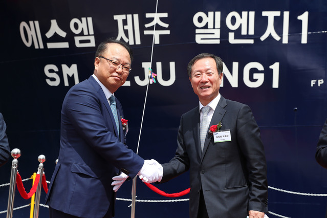 ▲ SM그룹의 해운부문 계열사인 대한해운은 18일 삼성중공업 거제조선소에서 7512CBM(Cubic Meter)급 LNG 내항 수송선인 'SM JEJU LNG1'호선의 인도식을 성공적으로 개최했다.김칠봉 부회장(오른쪽), 김준철 조선소장(왼쪽).ⓒ대한해운