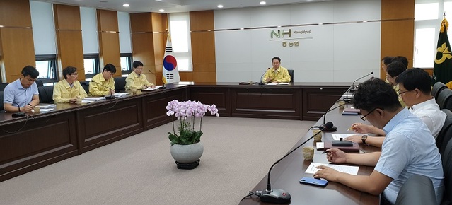 ▲ 조소행 농협 충남본부장이 18일 내포 본부에서 아프리카돼지열병과 관련해 긴급 대책회의를 갖고 관계자들에게 철저한 방역대책을 지시하고 있다.ⓒ농협충남본부