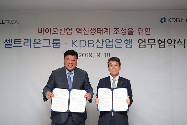 ▲ 서정진 셀트리온그룹 회장(좌)와 이동걸 KDB산업은행 회장(우)는 18일 인천 송도 셀트리온 본사에서 국내 바이오헬스 혁신 벤처기업 발굴·성장 기반 마련을 위한 업무협약을 체결했다. ⓒ셀트리온