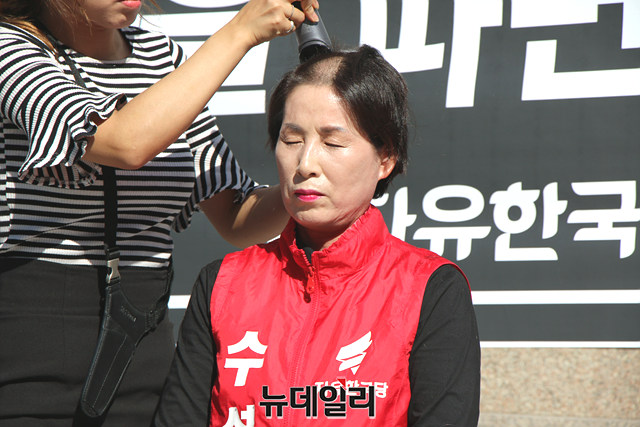 ▲ 정순천 수성갑 당협위원장이 18일 대구시당 당사앞에서 삭발을 진행하고 있다.ⓒ뉴데일리