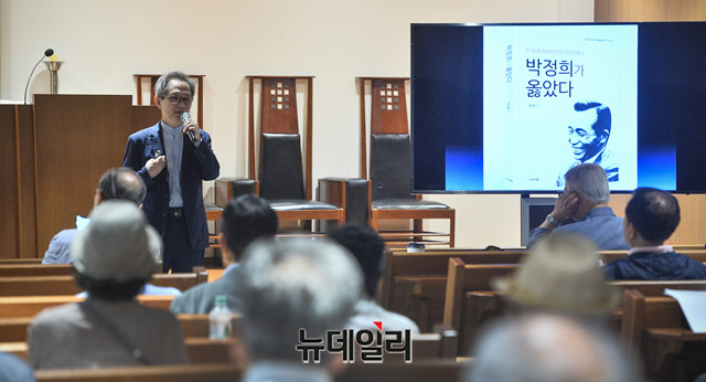 ▲ 17일 서울 정동제일교회에서 열린 제103회 이승만포럼에서 강연하는 이강호 국제전략포럼 연구위원.ⓒ뉴데일리DB