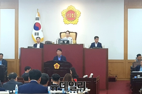 ▲ 권영진 대구시장이 18일 오후 제269회 임시회 제2차 본회의에서 시정질문에 답변하고 있다.ⓒ뉴데일리