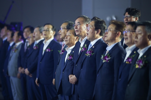▲ 행사는 성윤모 산업통상자원부 장관, 이철우 도지사, 황규연 한국산업단지공단 이사장을 비롯해 국회의원, 중앙부처 관계자, 기업인, 근로자, 지역민 등 400여 명이 참석해 자리를 빛냈다.ⓒ구미시