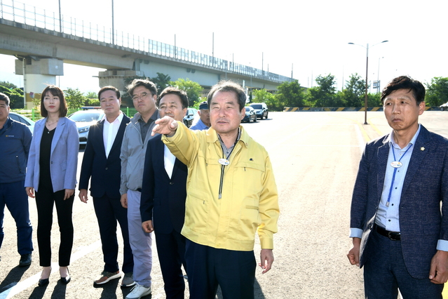 ▲ 김충섭 김천시장(오른쪽 두번째)가 18일 교동에 위치한 구(舊) 고속도로 톨게이트 부지에서 현장을 둘러보고 있다.ⓒ김천시