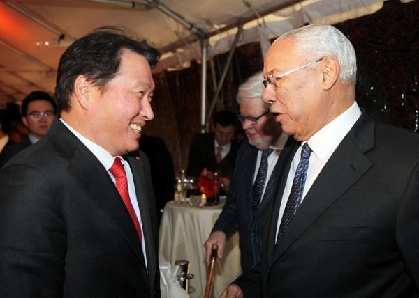 ▲ 최태원 SK 회장이 지난해 11월 미국 워싱턴D.C.에서 열린 ‘SK의 밤’ 행사에서 콜린 파월 전 미국 국무장관과 대화하고 있다. ⓒSK