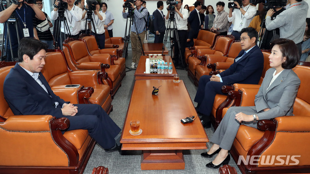 ▲ 이인영 더불어민주당, 나경원 자유한국당, 오신환 바른미래당 원내대표가 16일 서울 여의도 국회 운영위원장실에서 오전에 이어 오후에도 회동을 하고 있다. ⓒ뉴시스