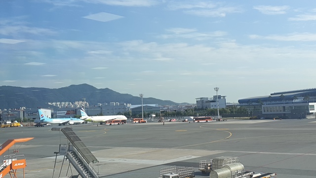 ▲ 18일 푸른 하늘 아래 김해공항 전경ⓒ박성수 기자