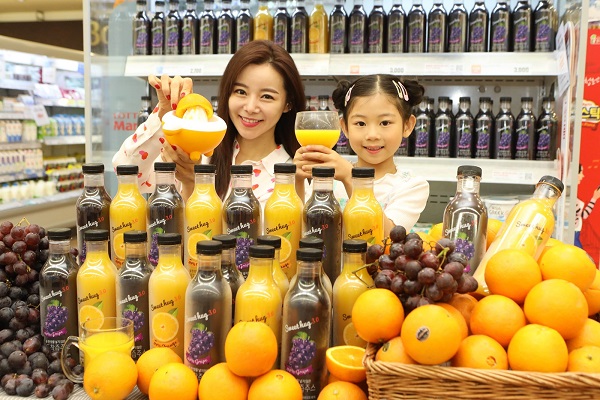 ▲ 롯데마트는 최근 자사 PB 브랜드에 대한 전략을 전면 재검토, 기존 38개의 PB 브랜드를 10개로 압축했다. 또 소비자들에게 좋은 반응을 얻는 PB 상품은 '시그니처'로 별도 지정해 마케팅을 강화하기로 했다. 안 되는 브랜드는 과감히 접는 대신 잘 되는 상품엔 더 힘을 주겠다는 얘기다. 소비자들에게 롯데마트 고유의 브랜드 가치를 명확히 전달하기 위함이다.ⓒ롯데쇼핑