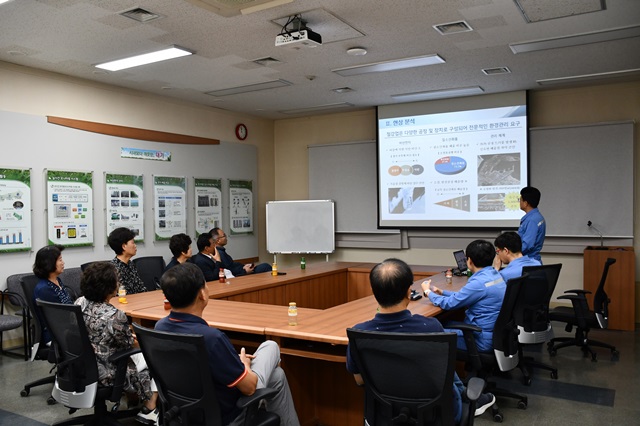 ▲ 지난 8월 중순 포항제철소 환경센터를 방문한 청림동 주민들이 대기환경개선TF의 추진현황 브리핑을 듣고 있는 모습.ⓒ포스코