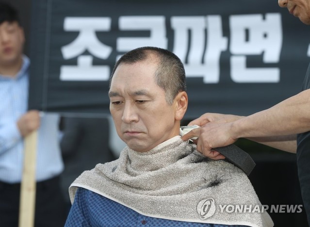 ▲ 19일 오후 울산시 남구 롯데백화점 앞에서 김기현 전 울산시장이 조국 법무부 장관의 파면을 촉구하며 삭발하고 있다. ⓒ연합뉴스