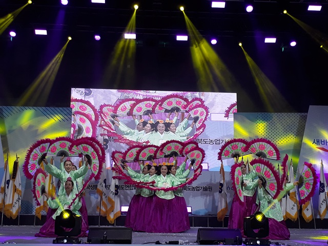 ▲ 영덕군 생활개선회의 부채춤공연 장면.ⓒ영덕군