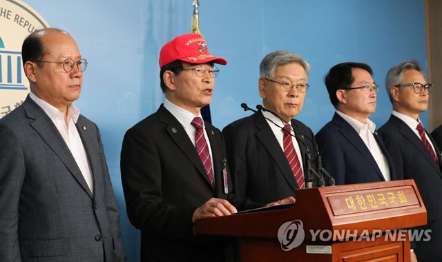 ▲ 대수장 관계자들이 지난 18일 국회 정론관에서 기자회견을 갖고 성명을 발표하는 모습. ⓒ연합뉴스. 무단전재 및 재배포 금지.