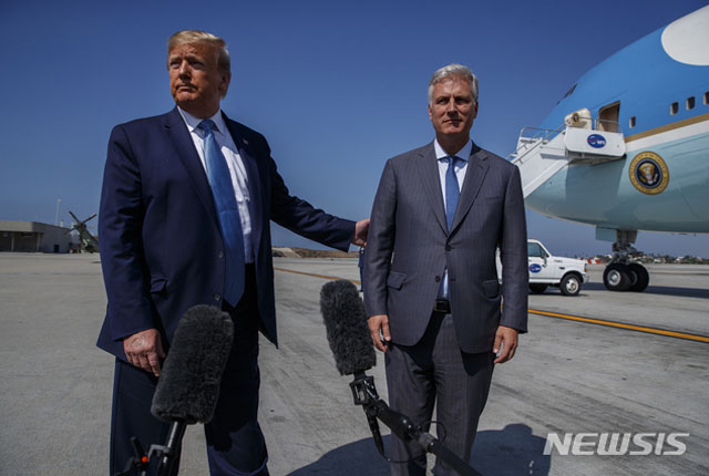 ▲ 에어포스 원 앞에 선 도널드 트럼프 미국 대통령과 로버트 오브라이언 신임 백악관 국가안보보좌관. ⓒ뉴시스. 무단전재 및 재배포 금지.