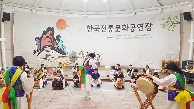▲ 한국전통문화공연장에서 무형문화재 농악 체험 프로그램을 운영하고 있다.ⓒ수성구