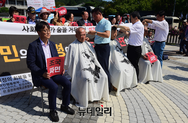 ▲ 19일 오전 청와대 앞 분수광장에서 조국 파면을 요구하는 기자회견에서 범시민사회단체연합 참가자들이 삭발식을 하고 있다. ⓒ이종현 기자