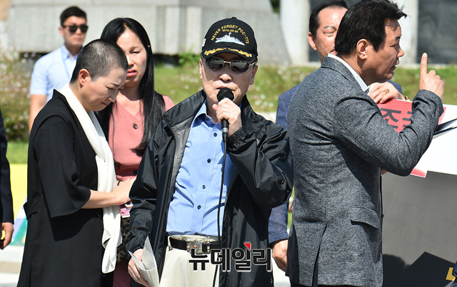 ▲ 19일 오전 청와대 앞 분수광장에서 열린 범사회시민단체 삭발식 기자회견에서 발언하고 있는 서승갑 국민행동본부 본부장. ⓒ이종현 기자