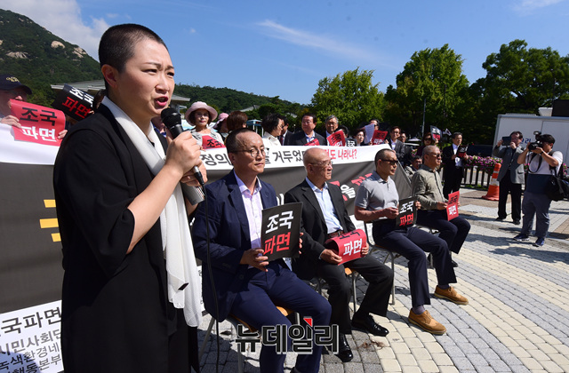 ▲ 19일 오전 청와대 앞 분수광장에서 조국 파면을 요구하는 범시민사회단체연합기자회견에 방문한 이언주 무소속 의원이 발언하고 있다. ⓒ이종현 기자