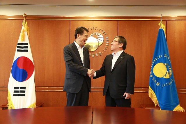 ▲ 은성수 금융위원장이 19일 금융감독원에서 윤석헌 금융감독원장과 악수를 하고 있다. ⓒ 금융위원회