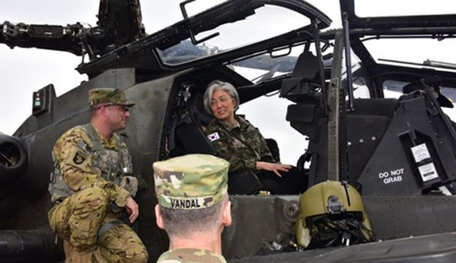 ▲ 2017년 6월 25일 경기 동두천시 소재 미육군 2사단을 찾았던 강경화 외교장관. ⓒ뉴시스. 무단전재 및 재배포 금지.