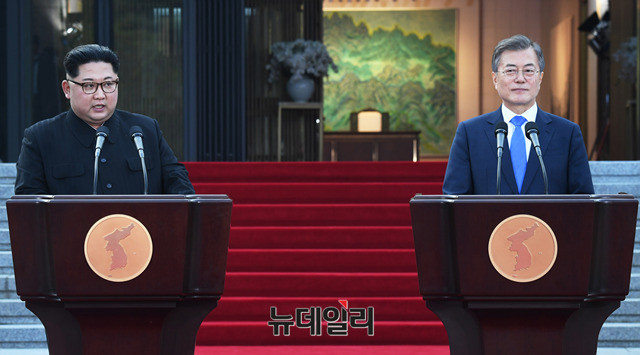 ▲ 김정은과 문재인 대통령. ⓒ뉴데일리DB