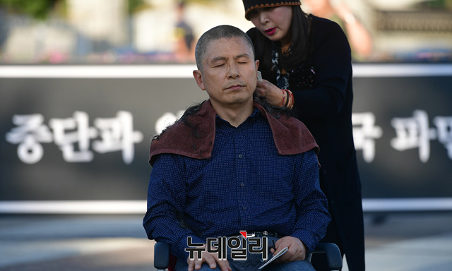 ▲ 16일 황교안 자유한국당 대표가 조국 퇴진을 촉구하는 삭발식을 감행했다. ⓒ정상윤 기자