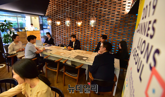 ▲ 강연 후 밋업 자리에서 오진세 국장과 참석자들이 의견을 공유하는 모습. ⓒ정상윤 기자