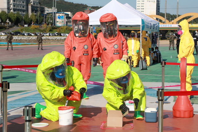 ▲ 예천군은 지난 18일 한천체육공원 야외공연장 앞에서 2019년 생물테러 대비·대응 대규모 모의훈련을 실시했다.ⓒ예천군