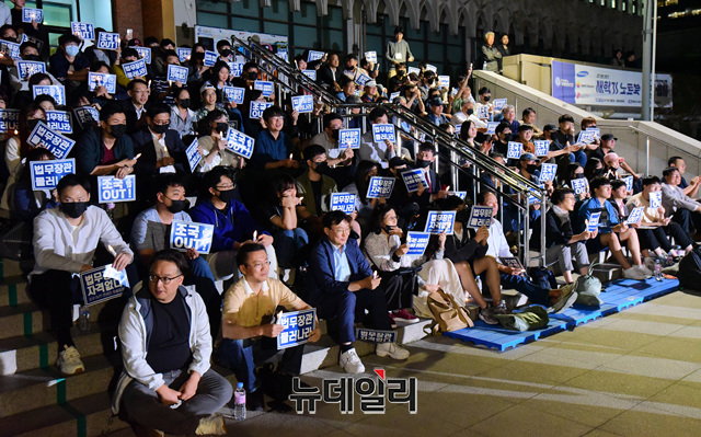 ▲ 연세대학교에서도 이날 조국 법무장관의 퇴진을 요구하는 집회가 열렸다. 연세대의 조 장관 규탄 집회는 이번이 처음이다.ⓒ이종현 기자