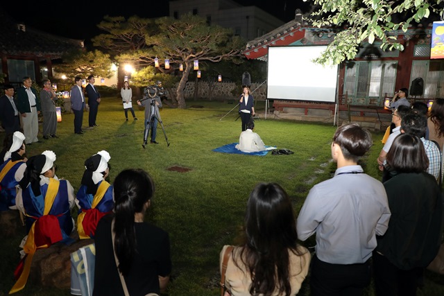 ▲ 한수원이 개발한 '경주읍성 야간투어' 프로그램 개회식 모습.ⓒ한수원